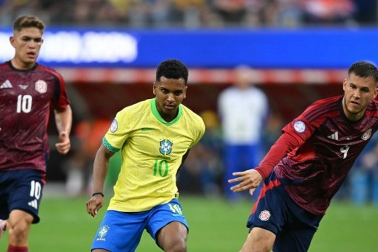 Penyerang Brasil, Rodrygo tengah mempertahankan bola dengan pemain Kosta Rika, Brandon Aguilera dan Manfred Ugalde, dalam lanjutan fase Grup D Copa America 2024 antara Brrasil vs Kosta Rika pada 24 Juni 2024.