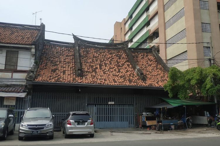 Rumah keluarga Shouw, seorang saudagar Tionghoa. Lengkap dengan atap runcing dan ornamen ukiran di atasnya