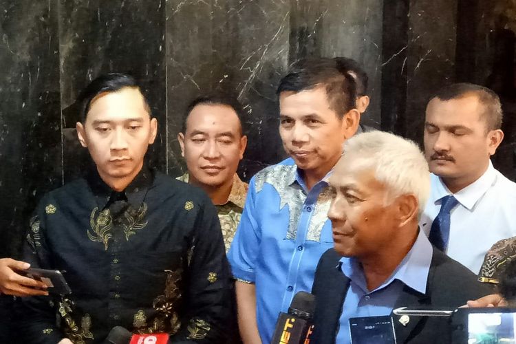 Ketua Fraksi Demokrat Edi Baskoro Yudhoyono usai menyerahkan draf revisi Undang-undang Ormas kepada Pimpinan DPR