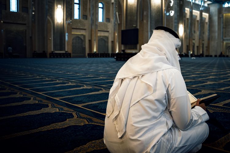 Penjelasan lengkap iktikaf, mulai dari pengertian, hukum, rukun, syarat sah, waktu pelaksanaan, niat, serta hal yang membatalkan iktikaf.