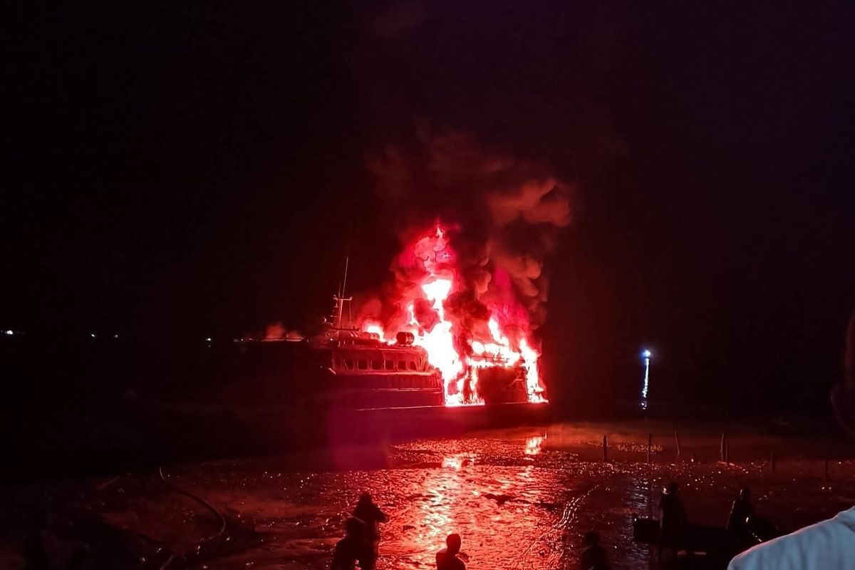 Kapal Ekspres Bahari Terbakar Hebat di Maluku Tengah, Kerugian Capai Rp 900  Juta
