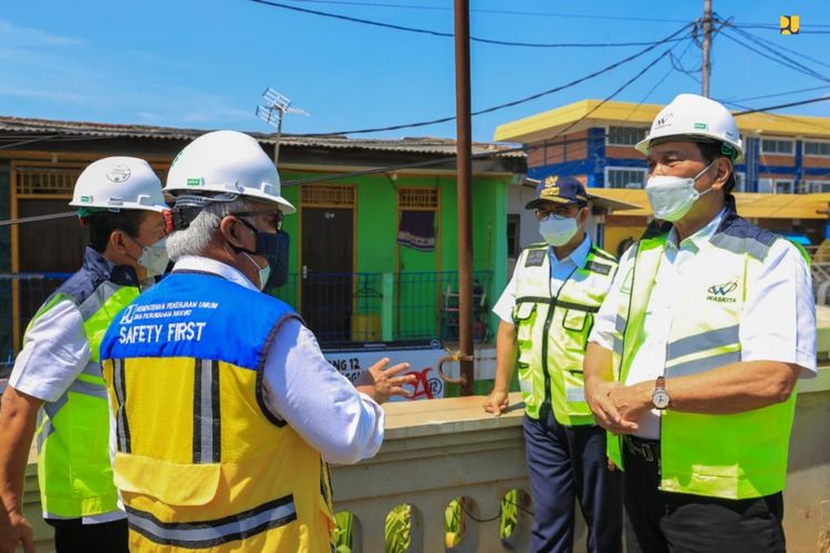 Menteri PUPR Basuki Hadimuljono serta Gubernur DKI Jakarta Anies Baswedan mendampingi Menko Marves Luhut Pandjaitan saat meninjau pembangunan tanggul pantai di Muara Baru, Jakarta.