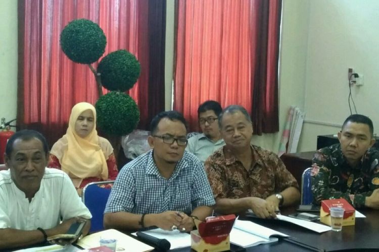 Sejumlah Komisioner KPU Kota Tanjungpinang. Saat ini KPU dalam proses puncak tahapan pilkada , yaitu pendaftaran calon. Setelah itu dilakukan pemeriksaan kesehatan calon sampai 15 Februari dan penetapan calon yang akan ditetapkan 12 Februari 2018.