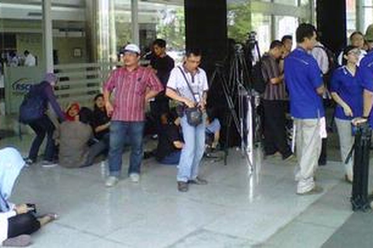 Halaman Lobby depan RSCM ramai dengan persiapan pemberangkatan jenazah almarhumah mantan Menkes Endang Rahayu Sedyaningsih dari RSCM menuju rumah duka di Duren Sawit.