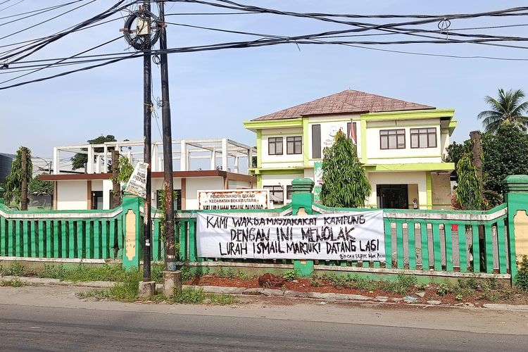 Warga Demo Tolak Larangan Hajatan di Kantor Kelurahan Teluk Pucung Bekasi