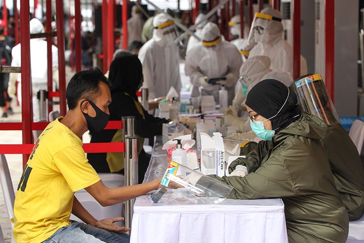 Warga mengikuti rapid test covid-19 massal yang digelar Badan Intelijen Negara di Pasar Bogor, Senin (11/5/2020). Sebanyak 500 orang warga mengikuti rapid test ini guna mencegah penyebaran virus corona.