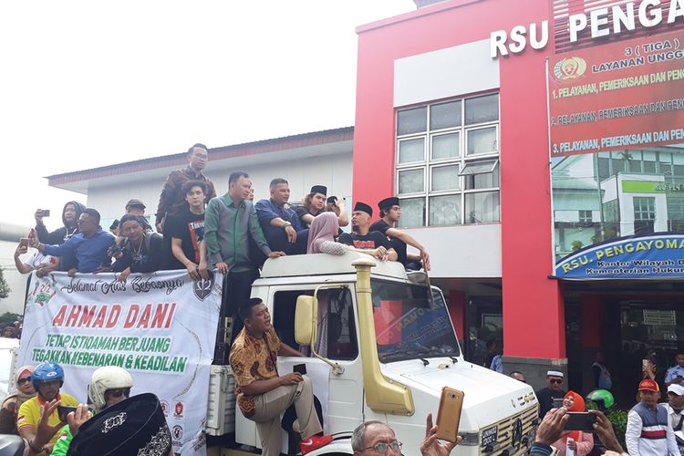 Musisi Ahmad Dhani bersama keluarganya di mobil komando usai keluar dari Rutan Kelas 1 Cipinang menuju kediamannya di daerah Pondok Indah, Jakarta Selatan, Senin (30/12/2019).