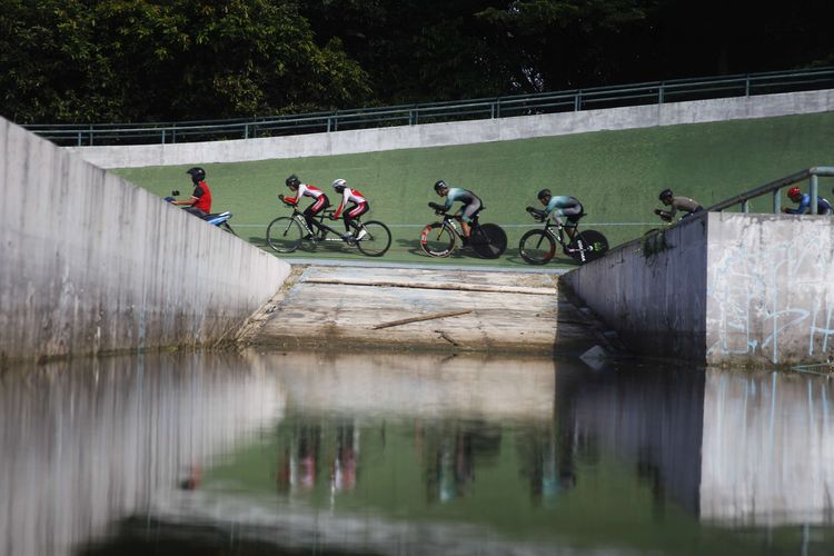 Atlet balap sepeda National Paralympic Committee (NPC) mengikuti pemusatan latihan nasional (Pelatnas) Paracycling di Velodrome Manahan Solo, Jawa Tengah, Selasa (31/5/2022). Pelatnas tersebut sebagai persiapan untuk ajang ASIAN Paragames 2022 di Hangzhou, China.
