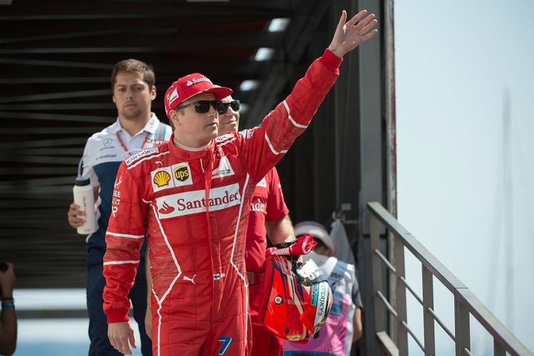 Pebalap Ferrari, Kimi Raikkonen, melambaikan tangan kepada para penonton saat sesi latihan ketiga GP Monaco di Sirkuit Monaco, Monte Carlo, Sabtu (27/5/2017).