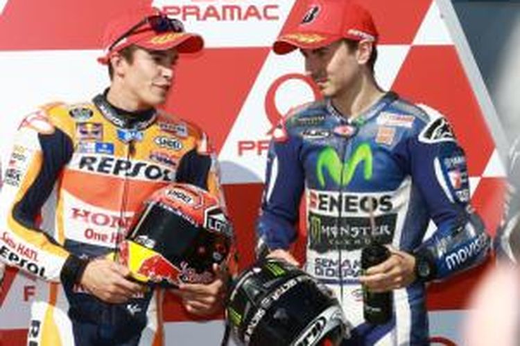 Pebalap Repsol Honda asal Spanyol, Marc Marquez (kiri), dan pebalap Movistar Yamaha, Jorge Lorenzo, berbicara setelah menyelesaikan sesi kualifikasi GP Australia di Sirkuit Phillip Islan, Sabtu (17/10/2015).