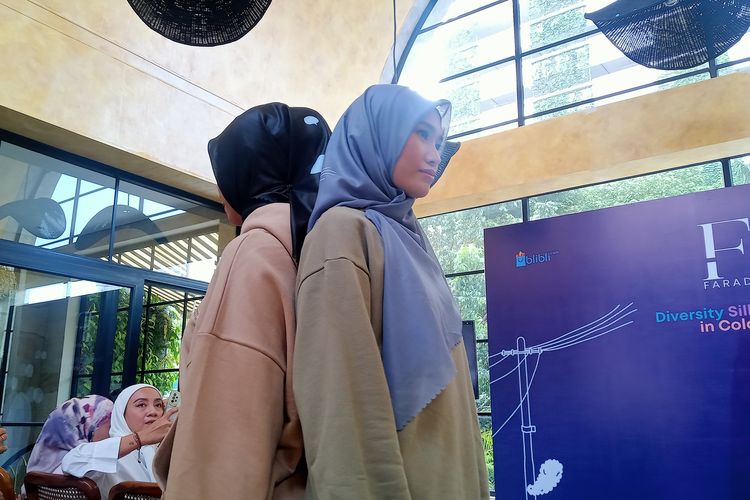 Pada koleksi pertamanya Faradi berkolaborasi dengan seniman grafis lokal dan menuangkan seni grafis melalui produk hijab atau scarf yang cantik.