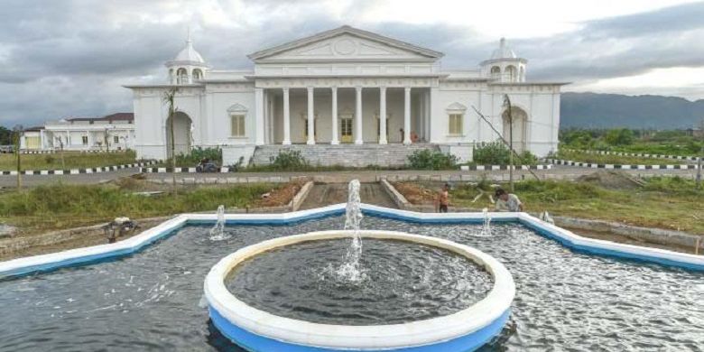 Pekerja menyelesaikan pembangunan di Kompleks Gedung Wali Nanggroe di Jalan Soekarno Hatta, Lampeuneureuet, Aceh Besar, Jumat (27/11/2015). Hingga kini kompleks meuligo wali yang dibangun sejak 2010 tersebut telah menghabiskan tak kurang dari 100 miliar rupiah dana dari Anggaran Pendapatan Belanja Aceh (APBA)