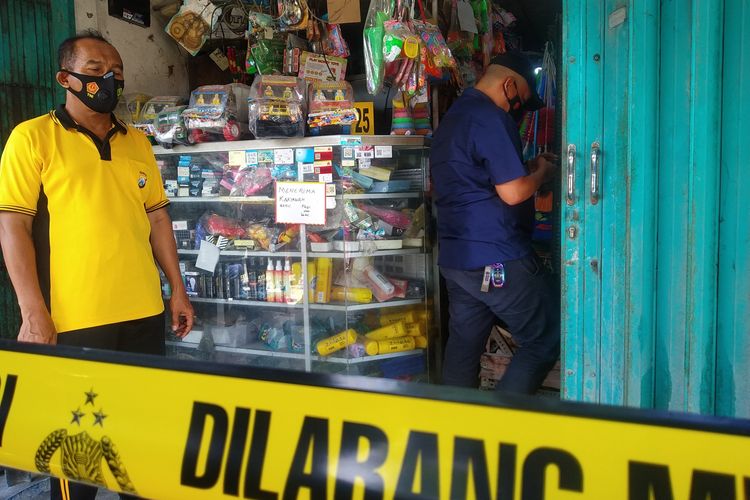 Polisi melakukan penyelidikan di sebuah toko di Desa Jatinom, Kecamatan Kanigoro, Kabupaten Blitar, Sabtu (27/2/2021). Pemilik toko, Bisri Efendi, ditemukan tewas dengan tangan terikat lakban di dalam toko miliknya.