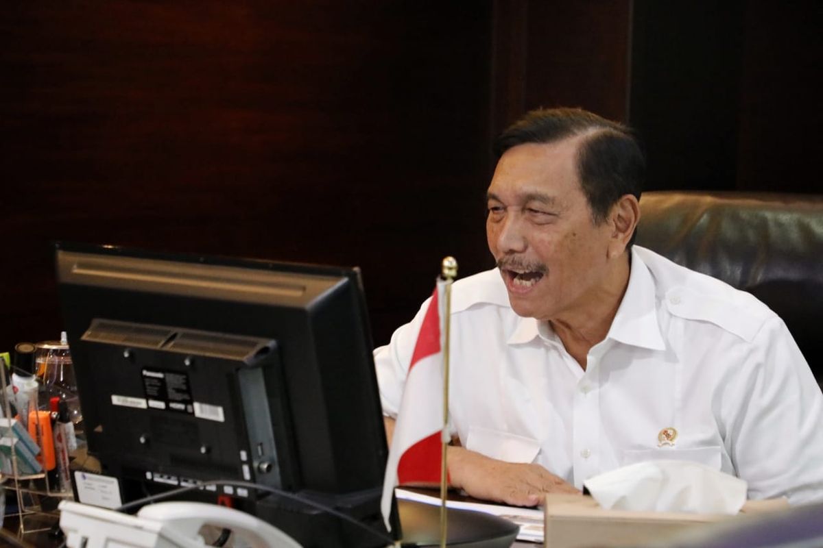 Menteri Koordinator Bidang Kemaritiman dan Investasi Luhut Binsar Pandjaitan ketika mengadakan rapat koordinasi virtual bersama kementerian dan lembaga terkait jelang era normal baru, Jakarta, Rabu (3/6/2020).