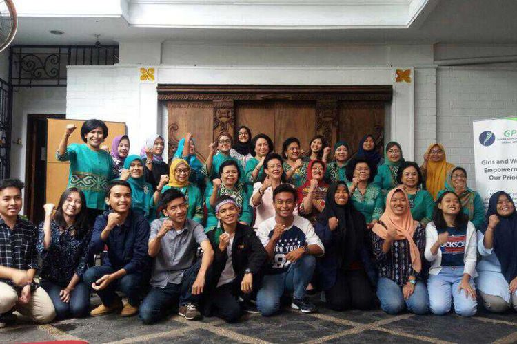 Pose bersama Pengurus Yayasan GPSP (Gerakan Pemberdayaan Swara Perempuan) dan para pemuda