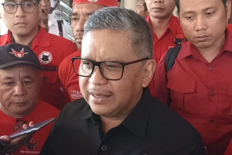 Sekretaris Jenderal (Sekjen) PDIP Hasto Kristiyanto usai melakukan Rapat Koordinasi Daerah (Rakorda) PDI-P di wilayah Nusa Tenggara Barat, Minggu (5/11/2023).
