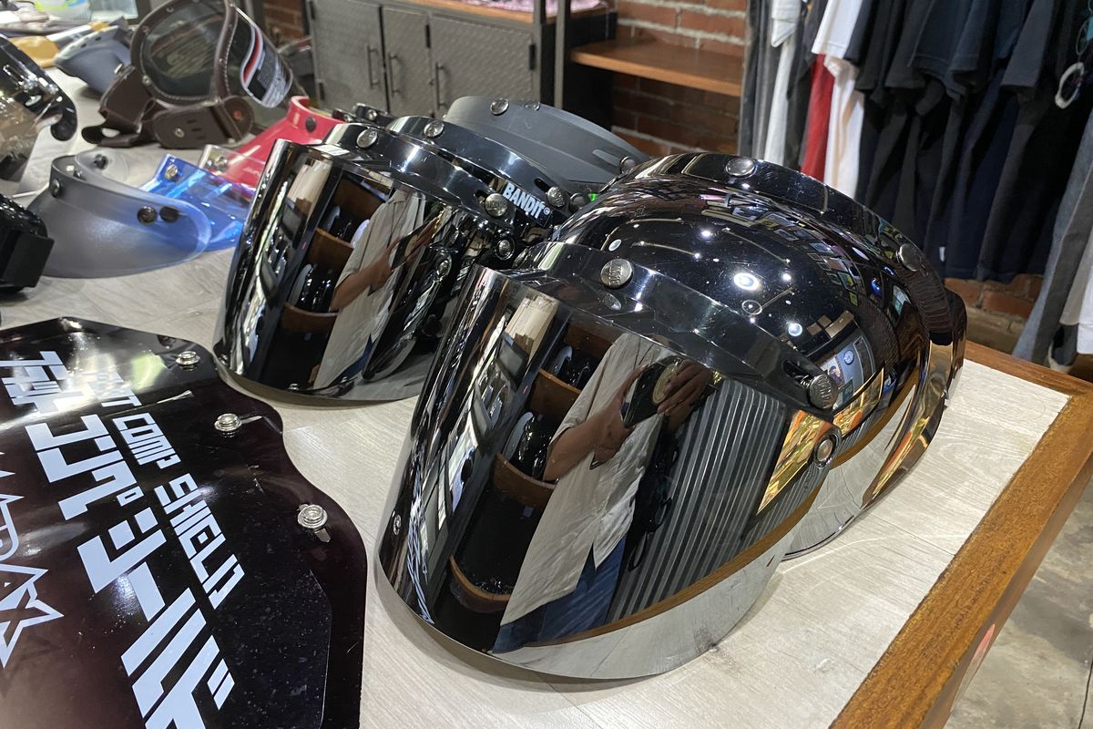 Aksesori Helm retro lansiran Epic Veil, tampilan klasik dan ramai di kalangan pengendara Vespa