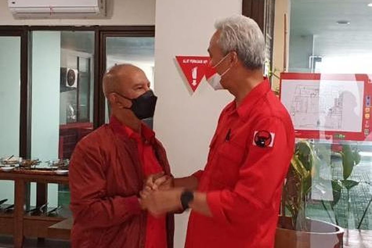 Ketua Dewan Pimpinan Pusat (DPP) Partai Demokrasi Indonesia Perjuangan (PDI-P) Said Abdullah bersama bakal calon presiden dari PDI-P, Partai Solidaritas Indonesia (PSI), Hati Nurani Rakyat (Hanura), dan Partai Persatuan Pembangunan (PPP) Ganjar Pranowo. 