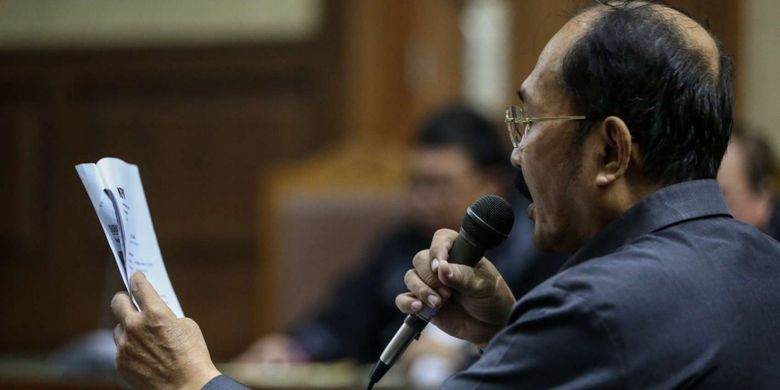 Advokat Fredrich Yunadi saat menjalani sidang perdana sebagai terdakwa di Pengadilan Tindak Pidana Korupsi Jakarta, Kamis (8/2/2018). Fredrich Yunadi didakwa menghalangi proses hukum yang dilakukan Komisi Pemberantasan Korupsi (KPK) terhadap tersangka mantan Ketua DPR Setya Novanto.