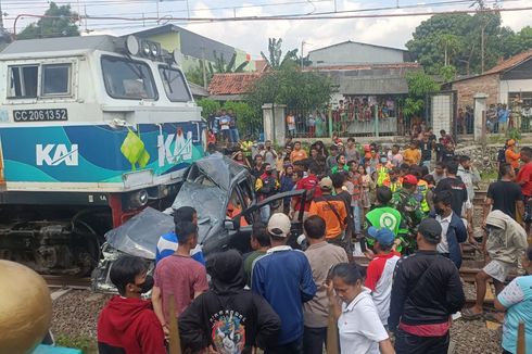 Detik-detik Avanza Tertabrak Kereta di Tambun: Ibu dan Anak Berhasil Selamatkan Diri, Suami Tewas