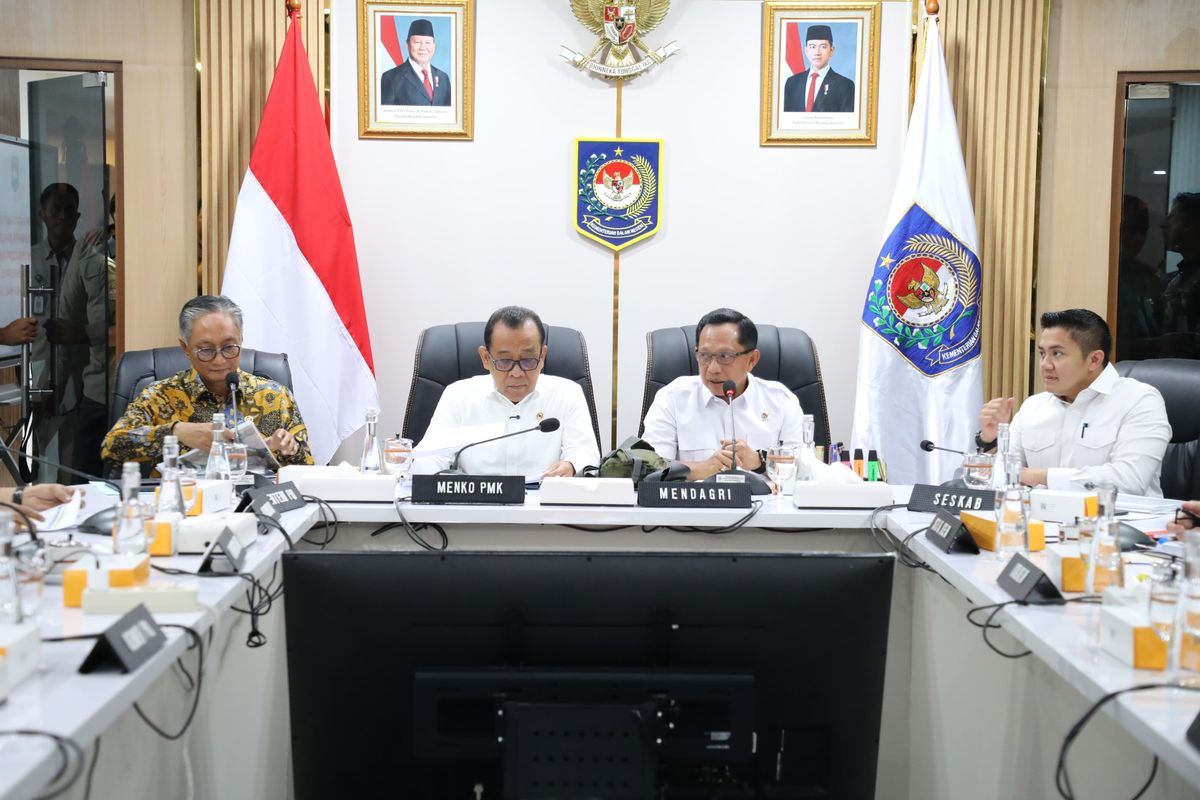 Menteri Dalam Negeri (Mendagri) Muhammad Tito Karnavian sebagai Ketua Satuan Tugas (Satgas) Percepatan Rehabilitasi dan Rekonstruksi Pascabencana Aceh, Sumatera Utara (Sumut), dan Sumatera Barat (Sumbar) bergerak cepat menggelar pertemuan dengan Menteri Koordinator (Menko) Bidang Pembangunan Manusia dan Kebudayaan (PMK) Pratikno, Menteri Pekerjaan Umum (PU) Dody Hanggodo, Sekretaris Kabinet Teddy Indra Wijaya, serta Wakil Ketua Satgas Richard Taruli Horja Tampubolon. Pertemuan tersebut berlangsung di Kantor Pusat Kementerian Dalam Negeri (Kemendagri), Jakarta, Kamis (8/1/2026). 