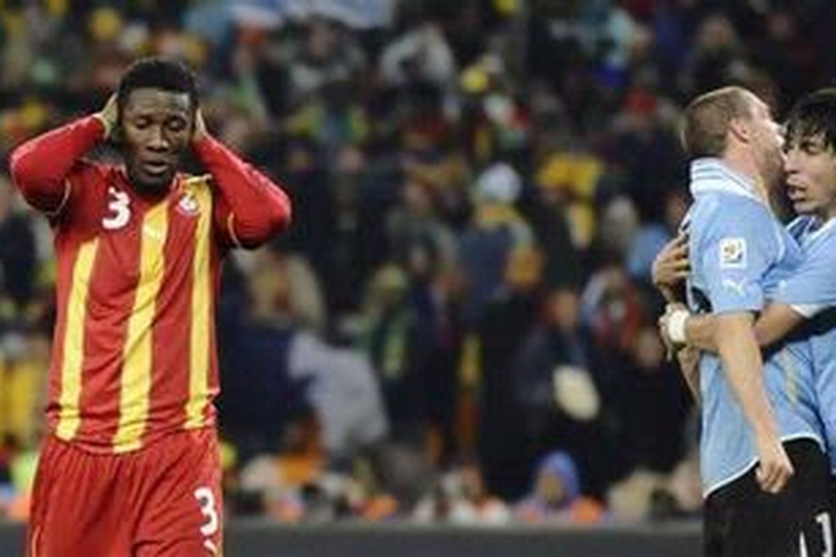 Ekspresi kecewa Asamoah Gyan setelah gagal mengeksekusi penalti saat Ghana lawan Uruguay di perempat final Piala Dunia 2010.