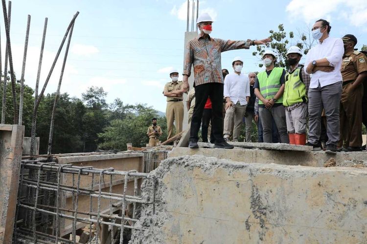 Gubernur Jawa Tengah Ganjar Pranowo mengecek pembangunan SMK Negeri Lumbir, Kabupaten Banyumas, Senin (25/7/2022).