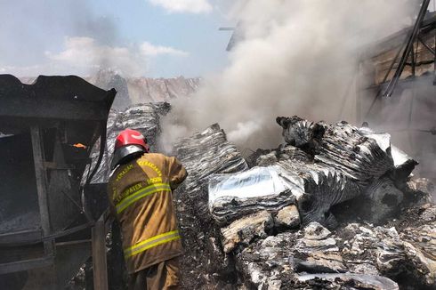 Kebakaran Pabrik di Gunung Putri Bogor, Dipastikan Tak Ada Korban Jiwa