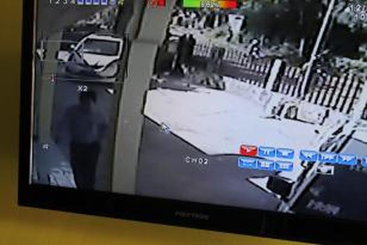 CCTV milik Toko Mulia Jaya I, Kefamenanu, Kabupaten Timor Tengah Utara (TTU), NTT merekam aksi perampokan yang dilakukan oleh tiga orang. Terlihat seorang perampok mengenakan kemeja biru mirip petugas Perusahaan Air Minum Daerah (PDAM) Kefamenanu 