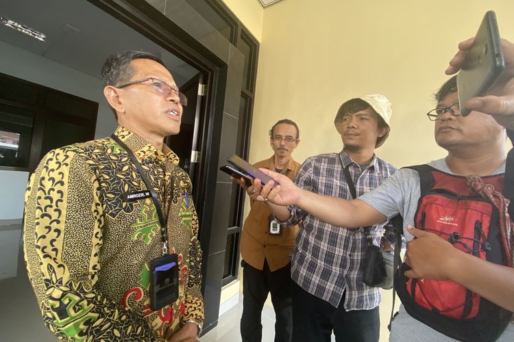 Sekretaris KPU Bandar Lampung Amrozie saat diwawancarai, Jumat (16/2/2024).