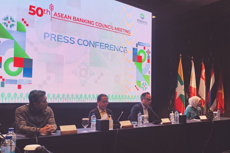 Konferensi pers 50th ASEAN Banking Council (ABC) Meeting di Hotel Meruorah, Labuan Bajo, Nusa Tenggara Timur (NTT), Jumat (2/12/2022). 