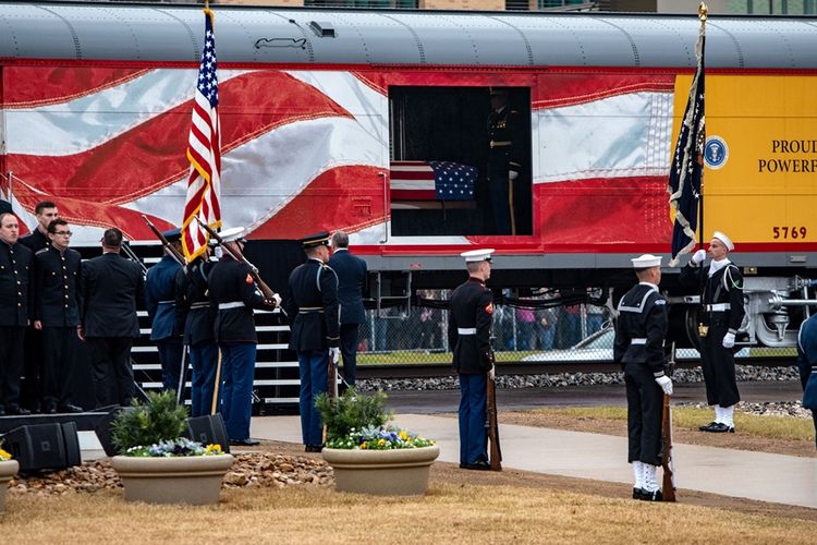 Kereta pemakaman yang membawa peti jenazah mantan presiden George HW Bush tiba di College Station, Texas, pada Kamis (6/12/2018).