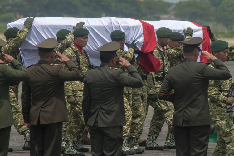 Sejumlah prajurit TNI AD mengangkat peti jenazah prajurit TNI AD yang gugur di Papua saat tiba di Lanud Adi Soemarmo, Boyolali, Jawa Tengah, Senin (27/11/2023). Empat prajurit TNI Angkatan Darat gugur yaitu Praka Yipsan Ladou, Praka Dwi Bekti Probo Siniwoko, Pratu Miftahul Firdaus, dan Prada Darmawan setalah baku tembak dengan kelompok kriminal bersenjata (KKB) di Papua. 