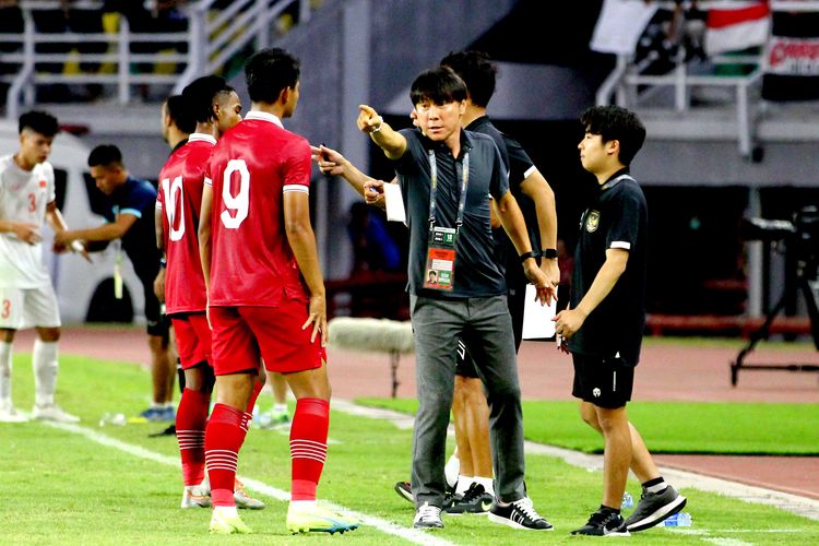 Pelatih Timnas Indonesia Shin Tae-yong berdiskusi di pinggir lapangan dengan pemain Hokky Caraka saat pertandingan Kualifikasi Piala Asia U20 2023 melawan Vietnam yang berakhir dengan skor 3-2 di Stadion Gelora Bung Tomo Surabaya, Minggu (18/9/2022) malam.