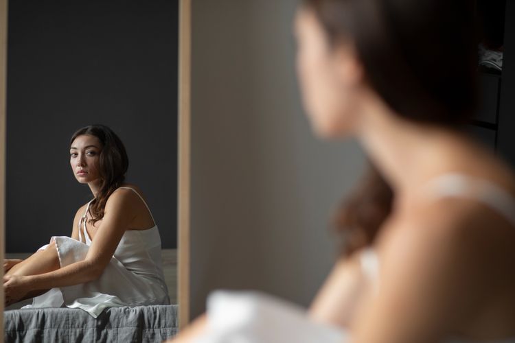 Negatif self-talk umum dialami perempuan dan bisa mengganggu kesehatan mental. Simak penjelasannya oleh psikolog.