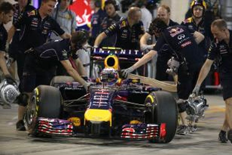 Kru Red Bull sedang melakukan pekerjaan pada mobil Daniel Ricciardo saa sesi kualifikasi GP Bahrain yang berlangsung di Sirkuit Internasional Bahrain, Sakhir, Sabtu (5/4/2014).