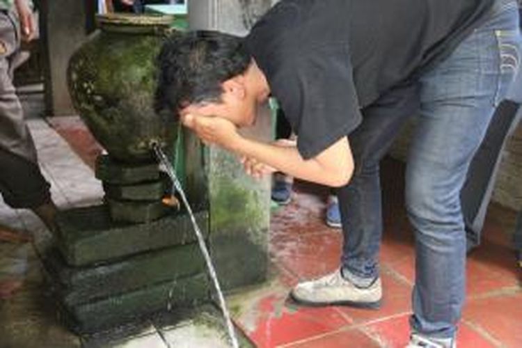 Pengunjung Mencuci Muka di Sumur Agung Keraton Kasepuhan Cirebon