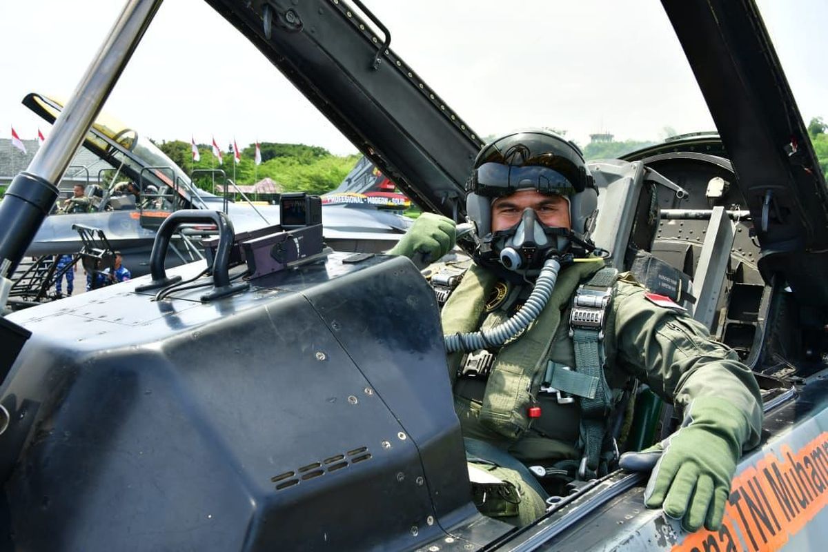 Kepala Staf TNI Angkatan Laut (KSAL) Laksamana Muhammad Ali berkesempatan menjajal pesawat atau jet tempur F-16 Fighting Falcon milik TNI Angkatan Udara (AU).  Kesempatan itu dirasakan Ali sebelum dianugerahi wing penerbang kehormatan kelas I di Lanud Iswahjudi Madiun, Jawa Timur, Selasa (21/3/2023).