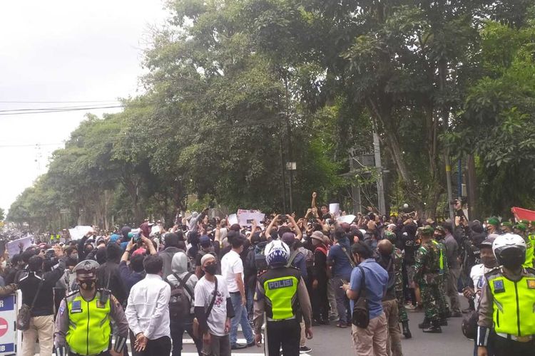 Massa aksi penolakan UU Cipta Karya merangsek ke Simpang Artos Magelang dari Jalan Sarwo Edhie Wibowo Magelang, Jumat (9/10/2020).