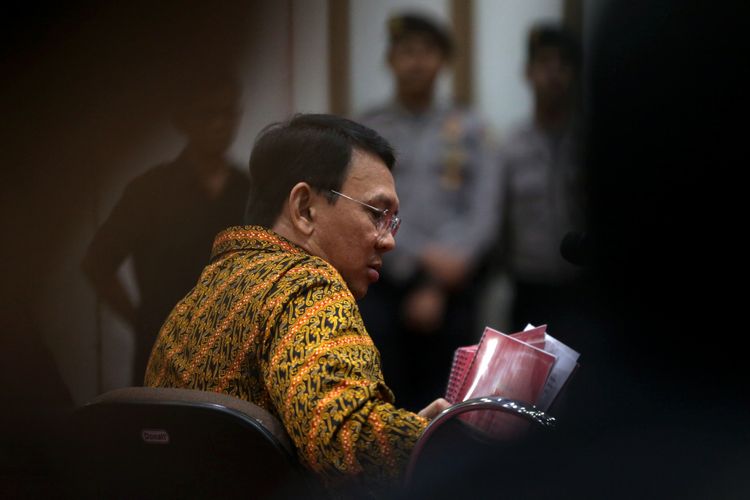 Terdakwa kasus dugaan penodaan agama, Basuki Tjahaja Purnama atau Ahok mengikuti sidang di Pengadilan Negeri Jakarta Utara di Auditorium Kementerian Pertanian, Jakarta Selatan, Selasa (25/4/2017). Sidang kali ini dengan  Basuki Tjahaja Purnama membacakan pledoi atau pembelaannya. POOL/KOMPAS IMAGES/KRISTIANTO PURNOMO