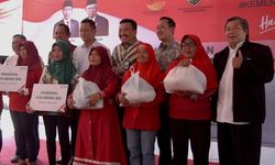 Masyarakat Kota Semarang Terima Bantuan Sembako dari Kemensos