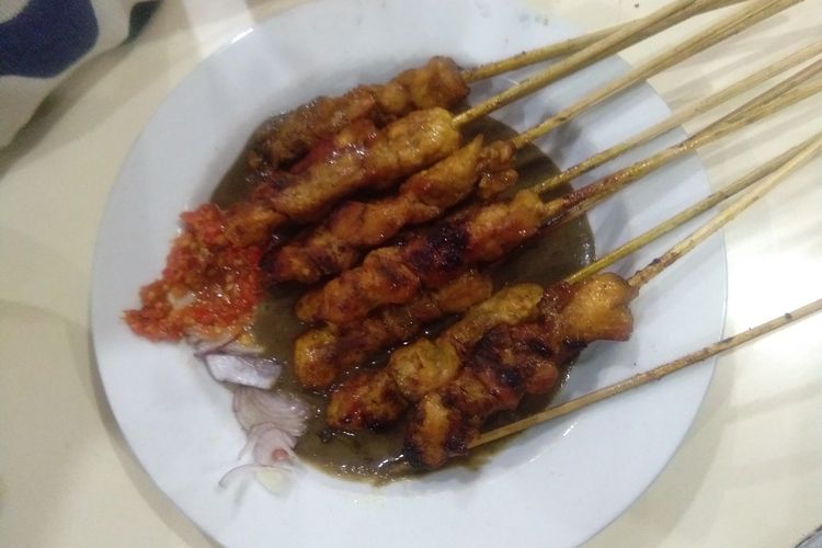 Salah satu sate khas Bangil yang ditawarkan di Rumah Makan Cairo Bangil, Pasuruan, Jawa Timur, Rabu (25/12/2019).