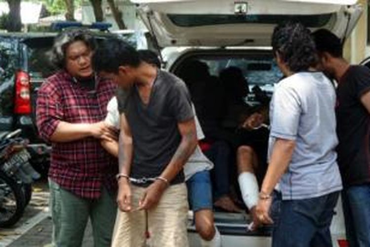 Tim Resmob Polrestabes Semarang menangkap empat pelaku pencurian spesialis sepeda motor Kawasaki Ninja 2Tak dan Suzuki Satria FU di Kota Semarang. 