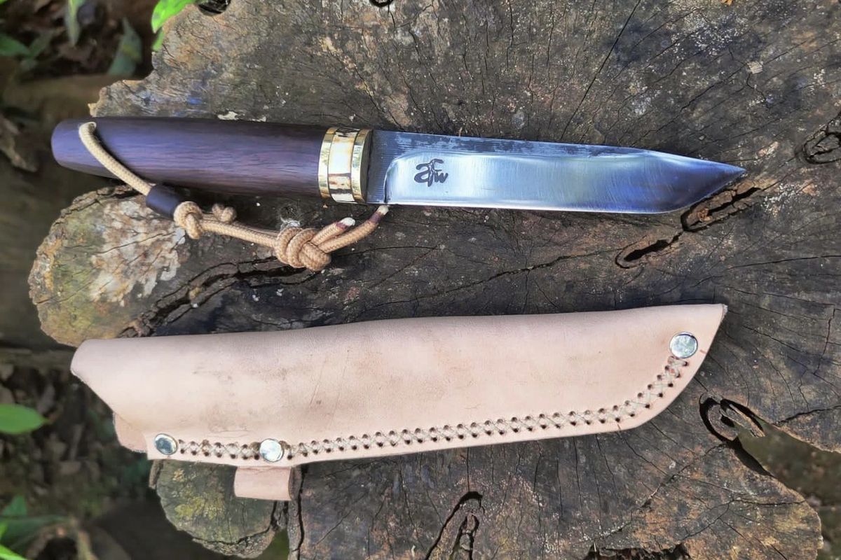 Pisau buatan Apep Friyana atau kerap disapa Kang Apep dengan merek AFW Knife. Di awal tahun 2016, permintaan-permintaan untuk membuat pisau custom muncul.