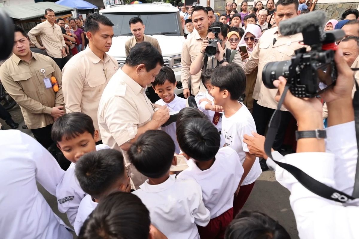 Presiden RI Prabowo Subianto menandatangani sepatu para siswa saat meninjau pelaksanaan program Makan Bergizi Gratis (MBG) di beberapa sekolah di Bogor, Jawa Barat, Senin (10/2/2025).