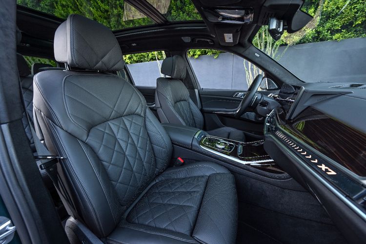 Perpaduan apik unsur kemewahan dan teknologi terkini pada desain interior BMW X7