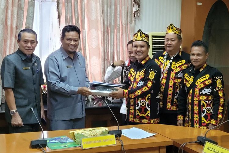 Para Dewan Adat Dayak Agabag menyerahkan dokumen dan sejarah perjalanan Agabag kepada DPRD Nunukan sebagai referensi atas rencana revisi Perda Pemberdayaan MHA
