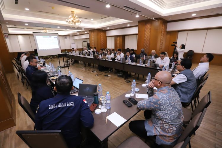 Kementerian Pendayagunaan Aparatur Negara dan Reformasi Birokrasi (Kemenpan-RB) bersama Badan Kepegawaian Negara (BKN), Arsip Nasional RI, dan Lembaga Administrasi Negara (LAN) membahas daftar inventarisasi masalah dari rancangan peraturan pemerintah (RPP) tentang manajemen Aparatur Sipil Negara (ASN) secara hibrida di Jakarta, Selasa, (23/1/2024)