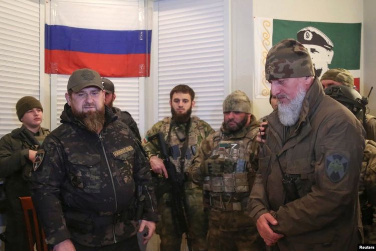 Kepala Republik Chechnya Ramzan Kadyrov menghadiri pertemuan dengan komandan pasukan gabungan ke-8 Rusia Distrik Militer Selatan dan unit pasukan khusus di pusat operasi selama konflik Ukraina-Rusia di kota Mariupol, Ukraina, 28 Maret 2022.