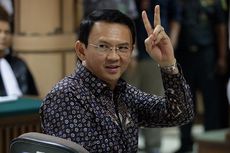 Setelah Eksepsi Ditolak, Ahok Acungkan Dua Jari Sebut 